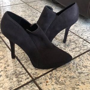 Woman’s NINE WEST booties/heels